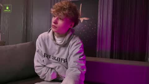 Snapshot of curlytwinkboy chatting on 04/22/26, 04:15 KEVIN online show from 04/22/26, 04:15