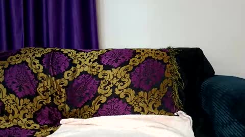 Essie online show from 11/17/25, 08:36