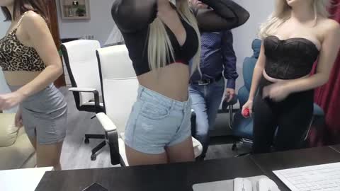  and follow twittercute00kiara2 online show from 11/11/25, 12:27