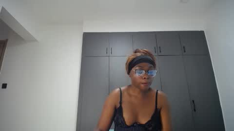 Snapshot of cute_ass18 chatting on 04/25/26, 01:41 Liya online show from 04/25/26, 01:41