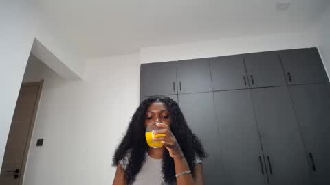 Snapshot of cute_ass18 chatting on 05/13/26, 06:27 Liya online show from 05/13/26, 06:27