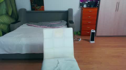 cute_jes online show from 12/20/25, 06:26