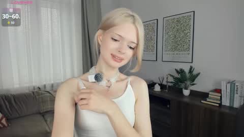 Snapshot of cutebrutality chatting on 10/24/25, 07:49 Alice online show from 10/24/25, 07:49