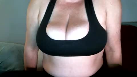 Snapshot of cutenlittle28 chatting on 01/18/25, 06:24 CuteNlil online show from 01/18/25, 06:24