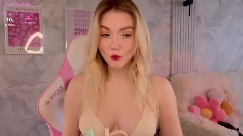 Snapshot of cutie_angels chatting on 05/01/26, 04:06 HelloMy name Eva online show from 05/01/26, 04:06