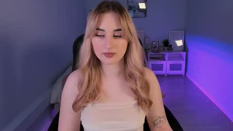 Snapshot of cutie_louise chatting on 12/04/24, 12:30 Your Louise follow me online show from 12/04/24, 12:30