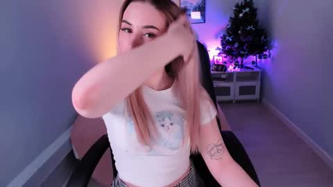 Snapshot of cutie_louise chatting on 12/18/24, 03:47 Your Louise follow me online show from 12/18/24, 03:47