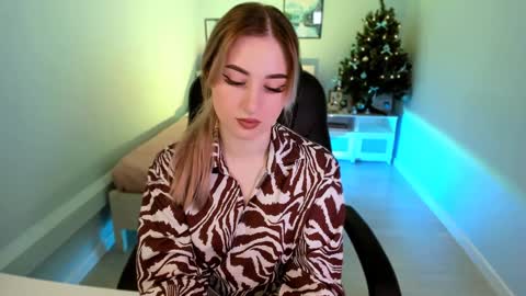 Snapshot of cutie_louise chatting on 01/09/25, 09:05 Your Louise follow me online show from 01/09/25, 09:05