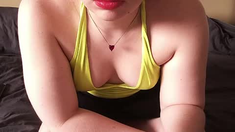 Snapshot of cutie_peach chatting on 05/17/26, 11:39 cutie_peach online show from 05/17/26, 11:39