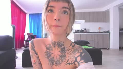 Snapshot of cyberia____________________ chatting on 06/26/26, 06:23 cel I am independent Help me reach 200 thumbs up uwu online show from 06/26/26, 06:23