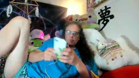 Snapshot of czechlove chatting on 11/11/25, 08:53 Andrew Thomas online show from 11/11/25, 08:53