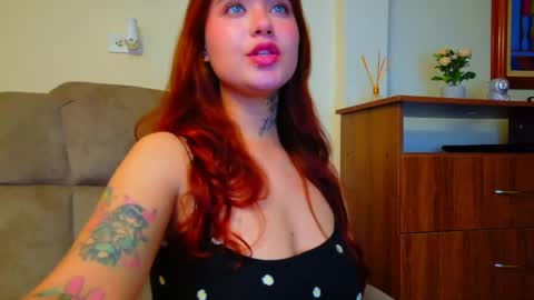 Snapshot of daddys_little_secrett chatting on 05/18/26, 01:02 Valen online show from 05/18/26, 01:02