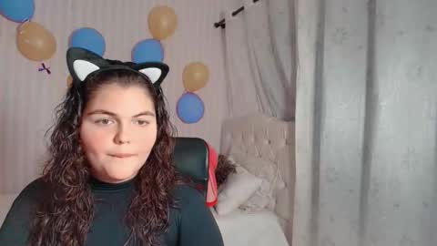 Snapshot of daeneryslove_doll chatting on 10/19/25, 05:52 daeneryslove_doll online show from 10/19/25, 05:52