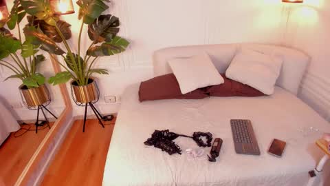 dafne_hillss online show from 12/18/25, 11:49