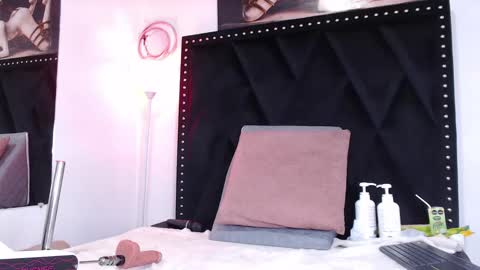 Snapshot of dafne_quenn chatting on 02/15/25, 04:01 dafne_quenn online show from 02/15/25, 04:01
