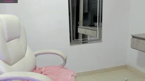 Snapshot of dahian_carter chatting on 10/25/25, 01:18 Dahian online show from 10/25/25, 01:18