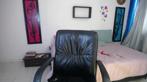 Snapshot of dahiana_sterling chatting on 02/13/25, 06:48 Dahiana online show from 02/13/25, 06:48