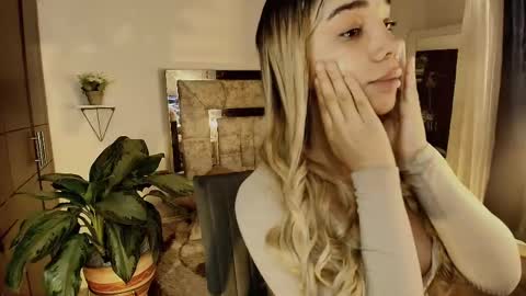 dahnia_cruz online show from 04/15/26, 12:01