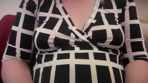 Snapshot of dairystation chatting on 04/25/26, 02:14 Mx Mommy Moo online show from 04/25/26, 02:14