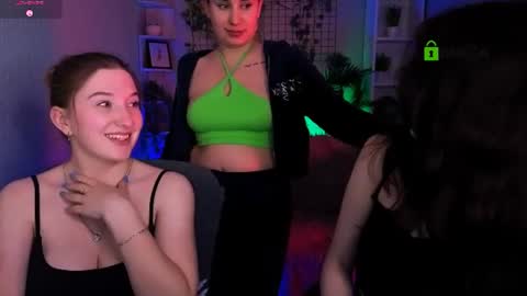 Snapshot of daisy_candy chatting on 06/17/26, 12:24 Little Di online show from 06/17/26, 12:24