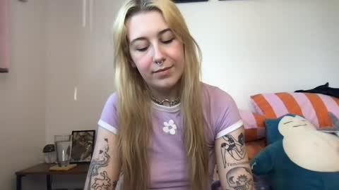 Snapshot of daisymynx chatting on 04/16/26, 01:06 daisymynx online show from 04/16/26, 01:06