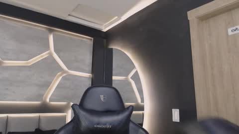 Dakota  online show from 12/02/25, 11:04