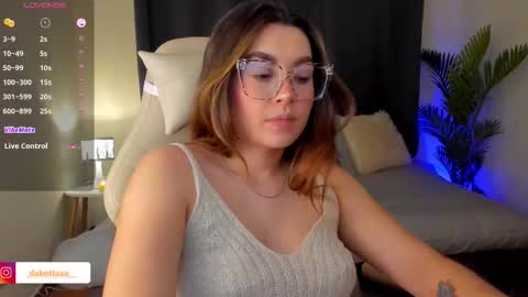 dakottaa__ online show from 10/30/25, 12:12