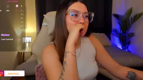 dakottaa__ online show from 12/17/25, 12:38