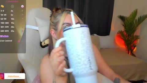 dakottaa__ online show from 05/27/26, 01:57