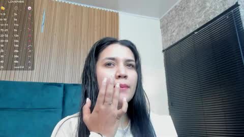 Snapshot of dalia_alissa chatting on 05/25/26, 12:11 Violeta online show from 05/25/26, 12:11