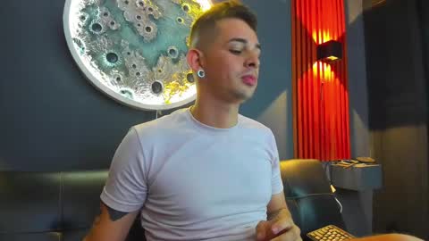 Snapshot of damian__oliver chatting on 12/02/24, 02:53 Damian Oliver online show from 12/02/24, 02:53