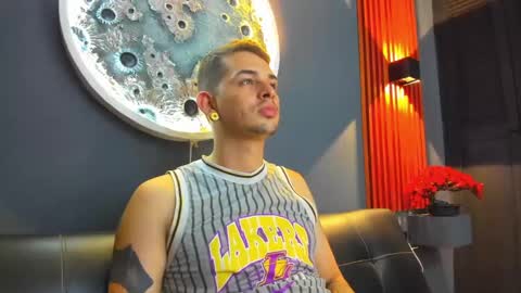 Snapshot of damian__oliver chatting on 12/17/24, 10:12 Damian Oliver online show from 12/17/24, 10:12