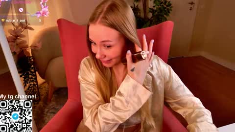 Snapshot of damn_emilia chatting on 12/04/25, 04:27 Emilia online show from 12/04/25, 04:27