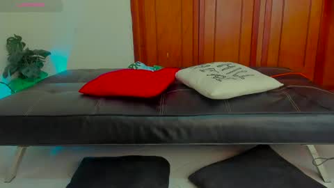 Kary-- independent model Schedule 0530am-1000am colombian time online show from 01/27/25, 09:22