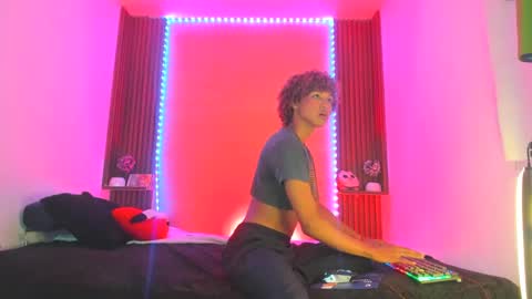 Snapshot of dandywolf_ chatting on 02/25/25, 01:41 Dandy wolf online show from 02/25/25, 01:41