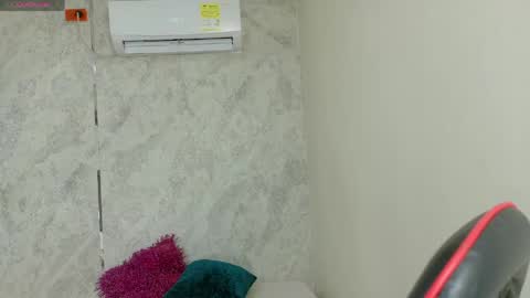 Snapshot of dani_lue chatting on 05/17/26, 12:23 dani_lue online show from 05/17/26, 12:23