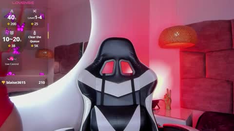 Snapshot of dani_velvet chatting on 12/23/25, 03:04 online show from 12/23/25, 03:04