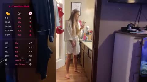 Dani Dragon online show from 12/19/24, 07:40