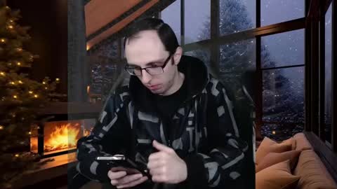 Snapshot of daniel9121 chatting on 12/19/24, 10:56 Daniel9121 online show from 12/19/24, 10:56