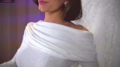 Snapshot of danielle_thomas chatting on 03/09/25, 10:41 Danielle online show from 03/09/25, 10:41