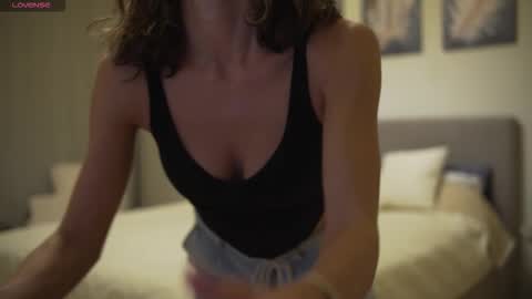 Snapshot of danielle_thomas chatting on 09/21/25, 09:27 Danielle online show from 09/21/25, 09:27