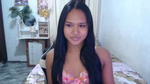 Snapshot of daniellelux chatting on 06/22/26, 05:48 daniellelux online show from 06/22/26, 05:48