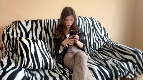 Mia online show from 11/28/25, 08:06