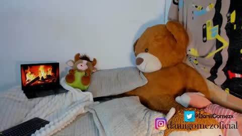 Snapshot of danii_rose chatting on 07/14/26, 04:28 Rose online show from 07/14/26, 04:28