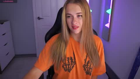 Hi my name is Anna. Please say hello I like to chat with you. If u have request use Tip option .Thank you online show from 10/19/25, 12:55