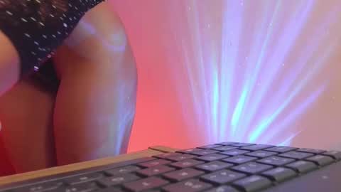 Pau online show from 10/07/25, 04:37