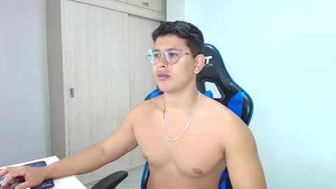 Snapshot of dantraxx chatting on 12/13/24, 04:27 Dantraxx online show from 12/13/24, 04:27