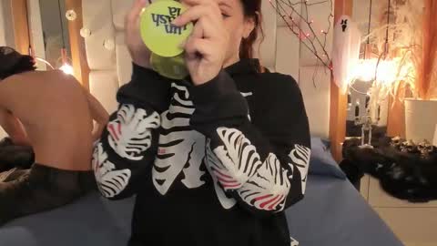 daphne_and_roger online show from 10/14/25, 11:33