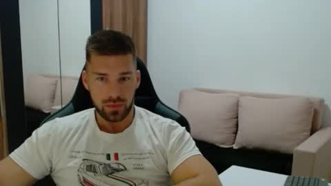 darius_94 online show from 11/12/25, 04:57