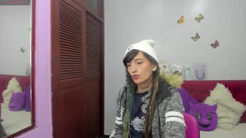 dark_dominika online show from 12/18/25, 01:28